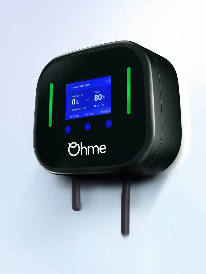 Cargador Ohme Home Pro con cable y pantalla